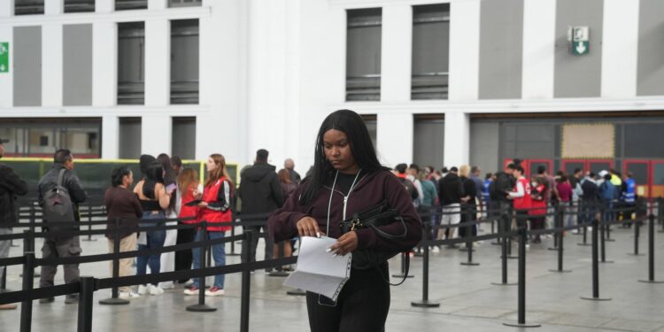 La regularización de migrantes se atasca entre demoras, citas pendientes y falta de notificaciones: “Hemos recibido muy pocas resoluciones favorables”
