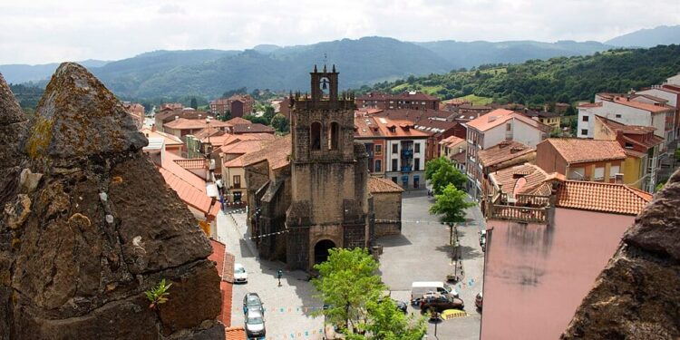 El pequeño pueblo de Asturias que esconde un impresionante mausoleo renacentista y la historia de uno de sus inquisidores más poderosos