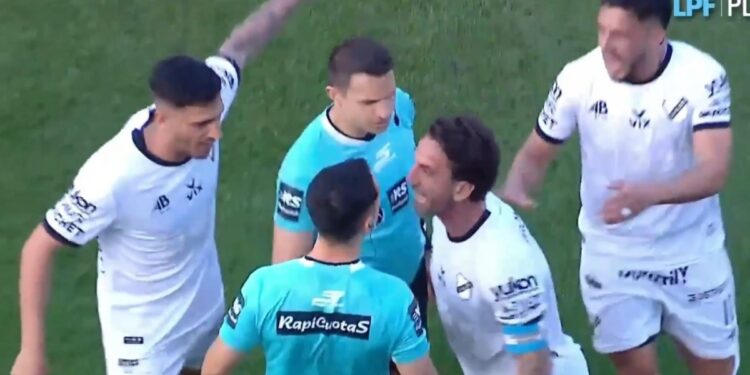 Final caliente en Floresta: jugadores de All Boys contra los árbitros por dos goles mal anulados