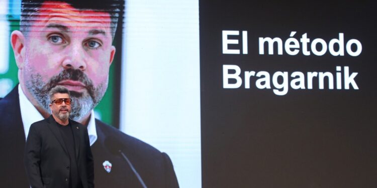 Bragarnik en el Summit: «En Argentina va a ser difícil implementar las SAD», sus anécdotas con Messi y Maradona y la explicación de su método
