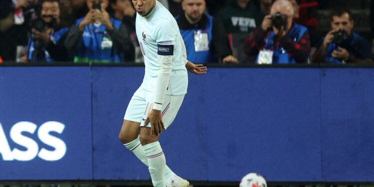 Video: Mbappé metió un gol para darle la victoria a Francia y se lesionó la rodilla en el festejo