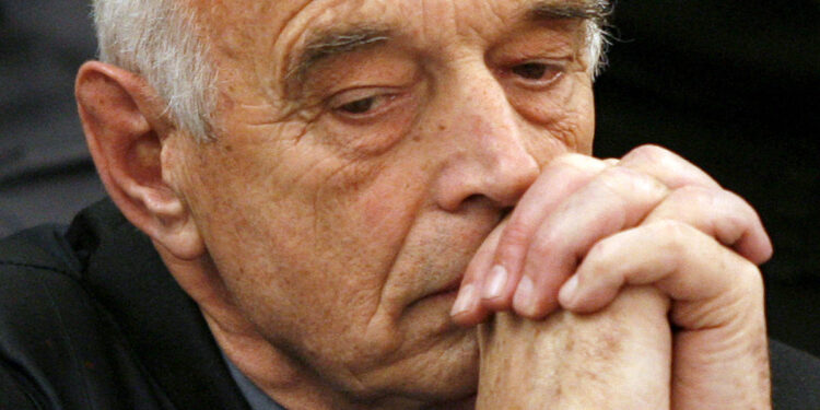 El represor Christian von Wernich pidió un permiso especial para ver al Papa en la cárcel de Devoto: «Sería un bálsamo de misericordia»