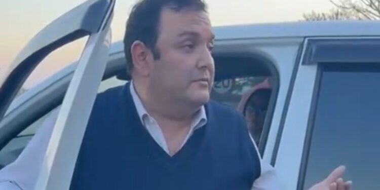 Un diputado libertario fue increpado por vecinos y terminó refugiado en una comisaría: denunció agresiones y amenazas