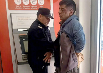 Video: el momento en el que los clientes del banco de Lomas del Mirador redujeron a un ladrón que estaba armado