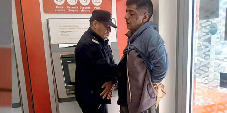Video: el momento en el que los clientes del banco de Lomas del Mirador redujeron a un ladrón que estaba armado