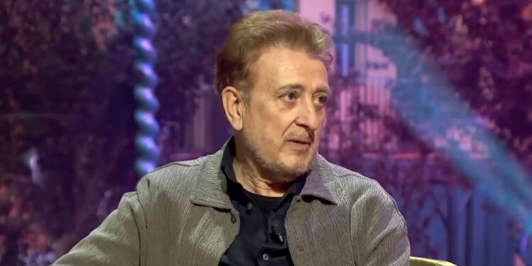 Manolo García, 71 años, recuerda cómo era crecer en un barrio obrero de Barcelona: «No sabía lo que era una ducha, no había un grifo con agua donde abrías y salía»
