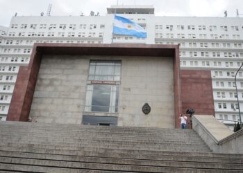 La justicia comenzó a investigar los mil millones de pesos de sobresueldos en la Armada