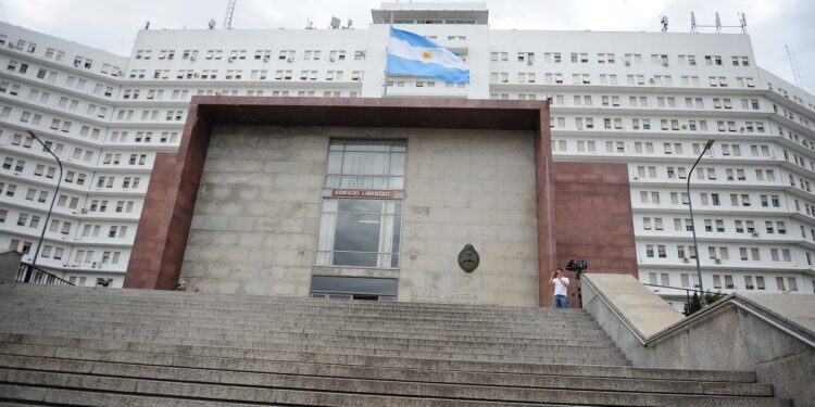 La justicia comenzó a investigar los mil millones de pesos de sobresueldos en la Armada