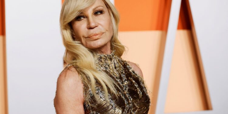 A dos años de dejar su firma, Donatella Versace regresa al mundo de la moda con una nueva marca
