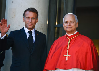 EN EL INICIO DE SU GIRA POR FRANCIA, EL PAPA LEÓN XIV RECORRIÓ LAS CALLES DE PARÍS Y VISITÓ NOTRE – DAME