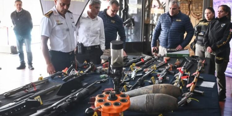 Córdoba: detuvieron a 12 personas e incautaron un arsenal en un megaoperativo por venta ilegal de armas en redes sociales y apps
