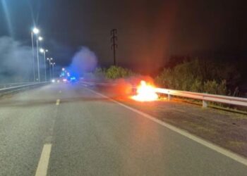 «Quédense con la moto, yo me voy»: le dio positivo el control de alcoholemia y prendió fuego el vehículo