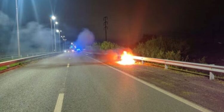 «Quédense con la moto, yo me voy»: le dio positivo el control de alcoholemia y prendió fuego el vehículo