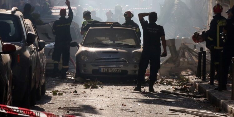 Una explosión en pleno centro histórico de Atenas derrumbó un edificio y dejó heridos cerca de la Acrópolis