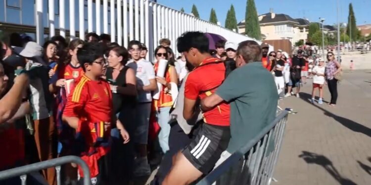 Descontrol en el entrenamiento de España: diez horas de espera, tensión y ataque a unos asiáticos
