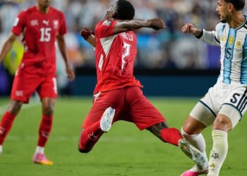 Embolo, el suizo expulsado contra Argentina, marginado de su selección por falsificar certificados de vacunación