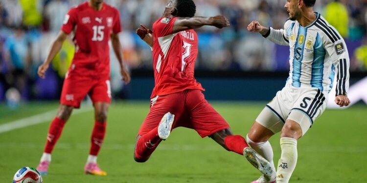 Embolo, el suizo expulsado contra Argentina, marginado de su selección por falsificar certificados de vacunación