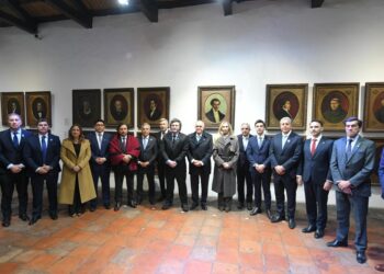 Milei llega a Paris con 13 gobernadores aliados con la apuesta de atraer inversiones y avanzar en acuerdos por el Presupuesto y las PASO