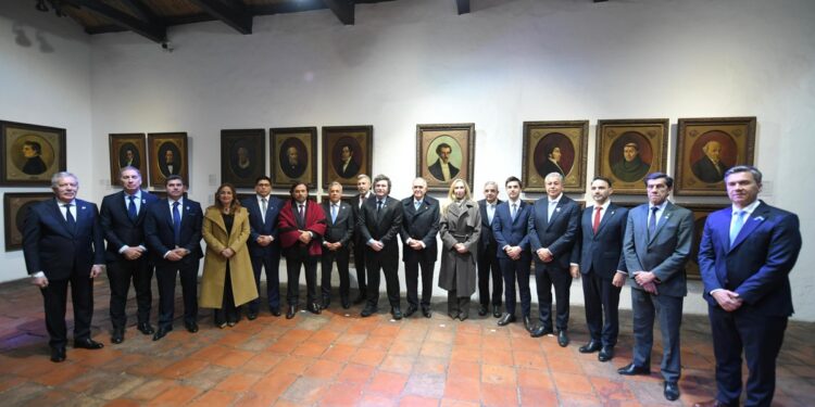 Milei llega a Paris con 13 gobernadores aliados con la apuesta de atraer inversiones y avanzar en acuerdos por el Presupuesto y las PASO