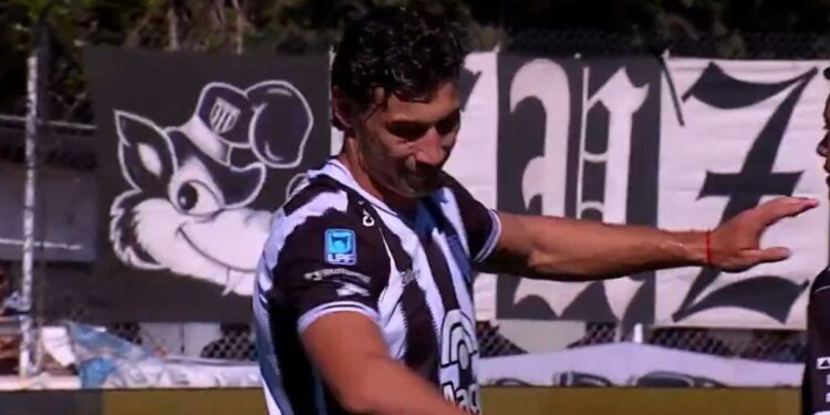 Video: la polémica roja a un jugador de Gimnasia de Mendoza ante Riestra