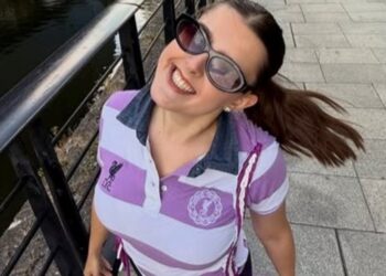 Ella, 24 años, gastaba 800 euros al mes en ropa por su adicción a las compras: «El subidón de dopamina me mantenía comprando»
