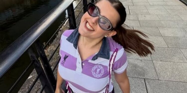 Ella, 24 años, gastaba 800 euros al mes en ropa por su adicción a las compras: «El subidón de dopamina me mantenía comprando»