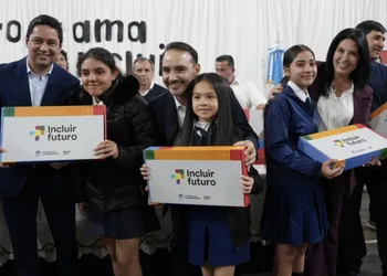 EN EL CENTENARIO DE VIRASORO, VALDÉS ENTREGÓ MÁS DE 600 NOTEBOOKS E INAUGURÓ CUADRAS DE ASFALTO