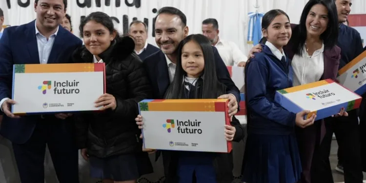 EN EL CENTENARIO DE VIRASORO, VALDÉS ENTREGÓ MÁS DE 600 NOTEBOOKS E INAUGURÓ CUADRAS DE ASFALTO