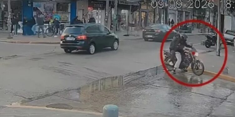 Detuvieron a un motochorro que intentó robar armado una joyería en el centro de William Morris