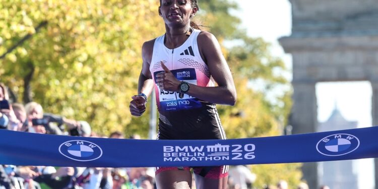 La atleta que iba a romper el récord mundial de maratón, sufrió una grave lesión y terminó la carrera rengueando