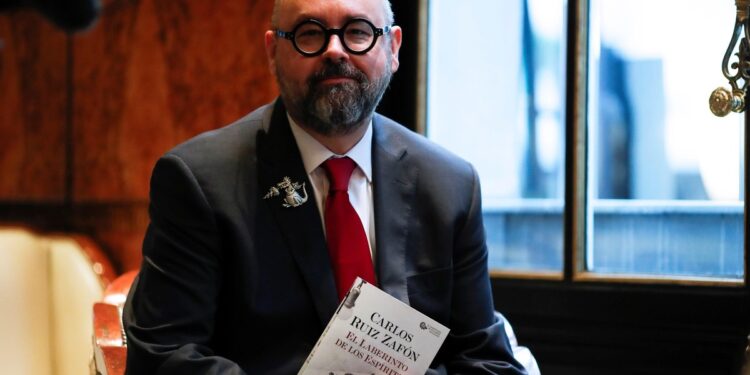 Carlos Ruiz Zafón, escritor: “La vida es la hipoteca del alma: aunque uno salga con buenas intenciones, ir avanzando implica cometer traiciones”