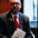 Carlos Ruiz Zafón, escritor: “La vida es la hipoteca del alma: aunque uno salga con buenas intenciones, ir avanzando implica cometer traiciones”