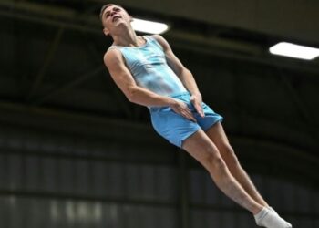 Ferrari no corre, vuela: trabaja de oficinista, fue campeón mundial y ganó una medalla en los Juegos Suramericanos