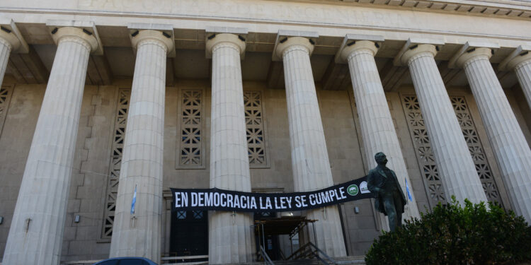 Los docentes universitarios realizan un paro de 72 horas por el cumplimiento de la Ley de Financiamiento Universitario