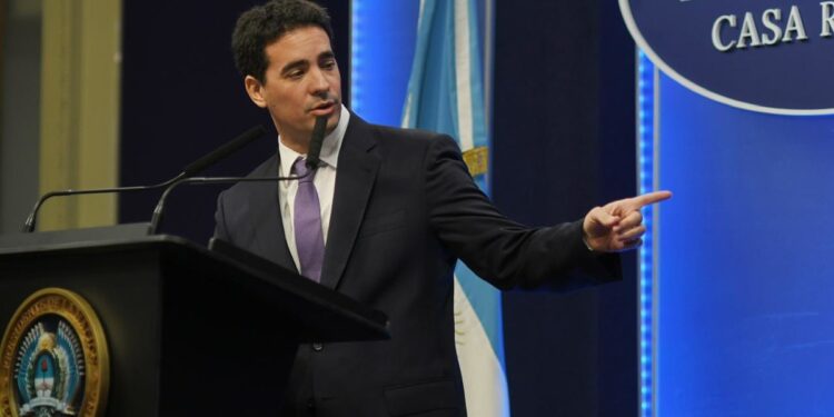 La primera reacción del Gobierno tras el intento de Adorni de justificar su enriquecimiento: «Esperaremos a que la Justicia hable»