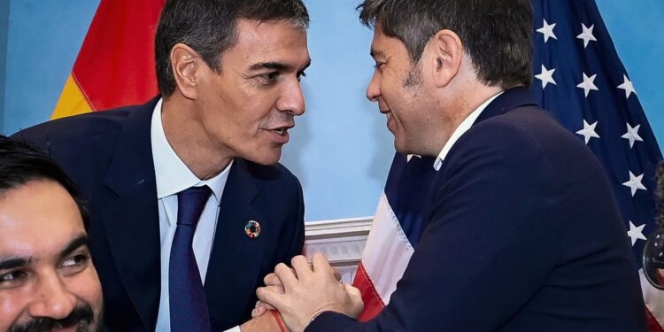 En un encuentro con Pedro Sánchez y Mamdani, Kicillof apuntó contra Milei: «En Argentina se está viviendo una verdadera catástrofe»