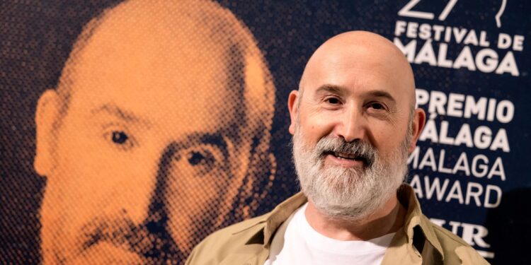 Javier Cámara, sobre cómo siente ahora el paso de los años: «Cuanto más viejo te haces, no te quieres morir, no quieres estar decrépito, que te duela todo o no poder moverte de la cama. Quieres vivir con dignidad, ir al cine y gozarlo»