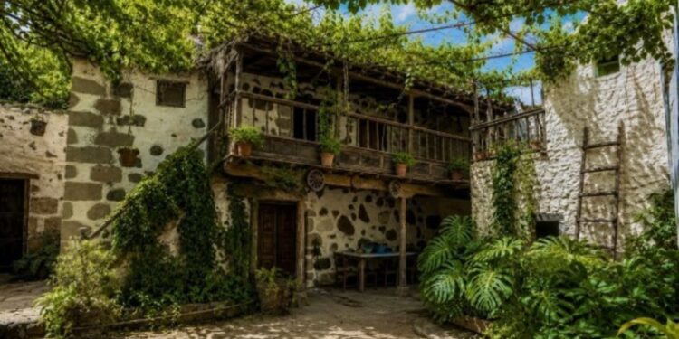 Tres jóvenes canarios reforman la casa de 200 años de sus abuelos tras 25 de años de abandono: “Volver a descubrir la casa ha sido muy especial, ha sido una forma de conectar con nuestras raíces y la historia de la familia, que en gran parte desconocíamos”