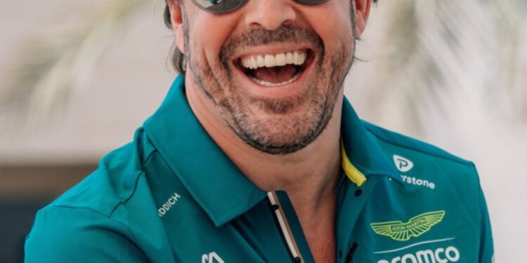 Fernando Alonso renovó con Aston Martin y seguirá en la Fórmula 1