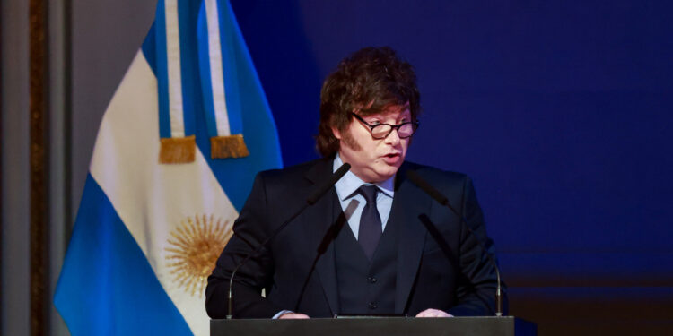 Javier Milei y sus medidas, EN VIVO: antes de viajar a Francia, el Presidente reconoce al polista Adolfo Cambiaso