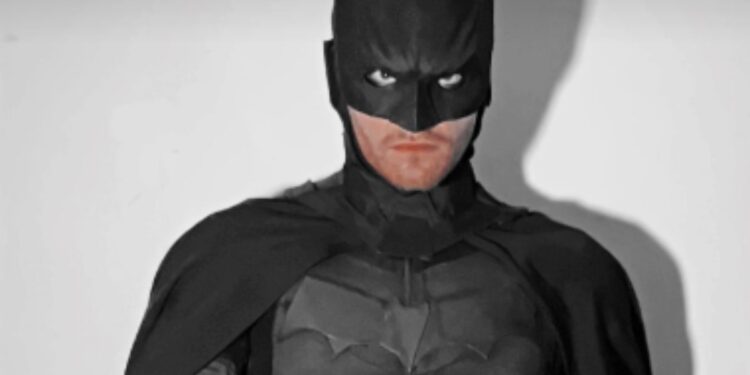 Se disfrazó de Batman para una fiesta y terminó recuperando un bolso robado en la calle tras escalar un muro