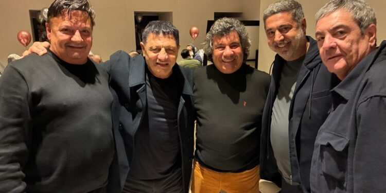 Reunión de amigos para colaborar: fútbol y solidaridad