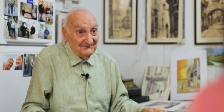Joan Vaello y su sencilla rutina al empezar el día a los 100 años: «Siempre antes de comer algo me tomo un vaso de agua»