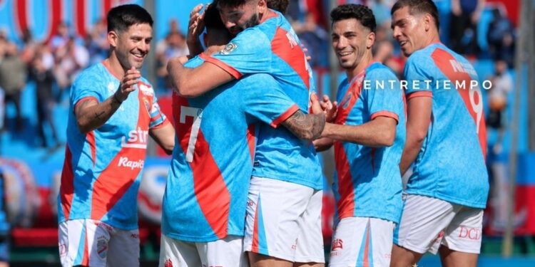 Arsenal ganó, cumplió y se acercó a lo más alto de la Primera B