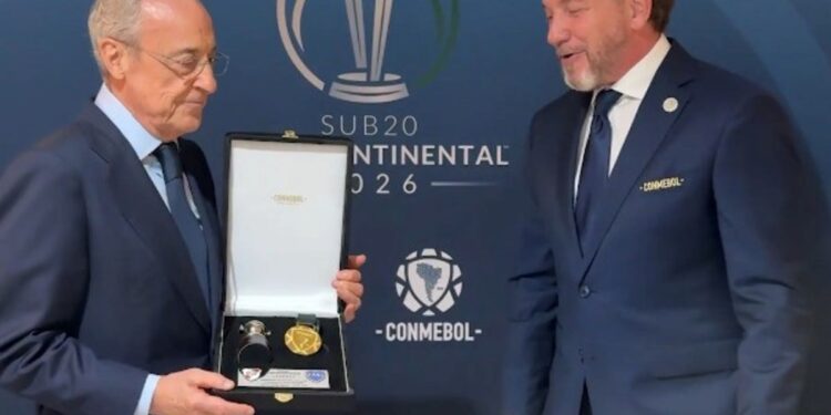 Regalo para Florentino Pérez: la medalla de la Libertadores que River le ganó a Boca en Madrid