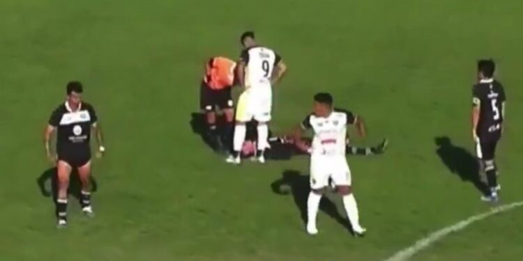 Un futbolista fue detenido por realizar gestos racistas contra un rival brasileño en el Torneo Regional