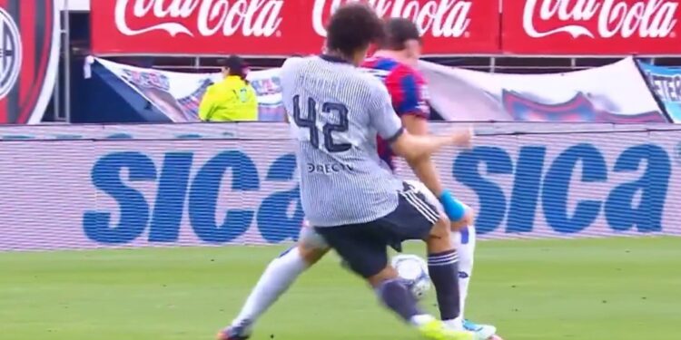 El pisotón de Herrera a Auzmendi: ¿era para la segunda amarilla?