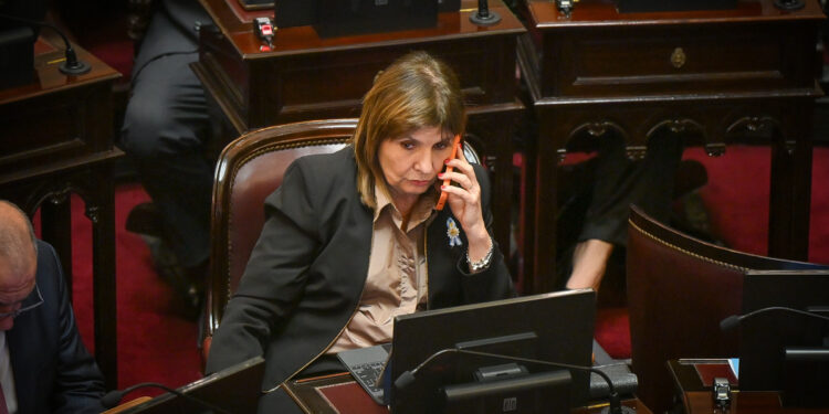 La reforma política también distancia a Bullrich del Gobierno: dice que no la consultan y que «juegan a las escondidas»