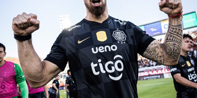 Gabriel Ávalos: primer gol en Olimpia y afuera de la lista de Alfaro