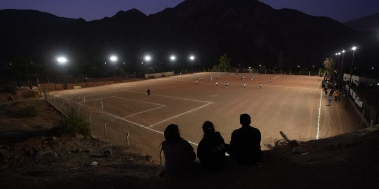 La emotiva movida de River en Jujuy: llevó luz artificial a la histórica cancha de Santa Rosa de Purmamarca